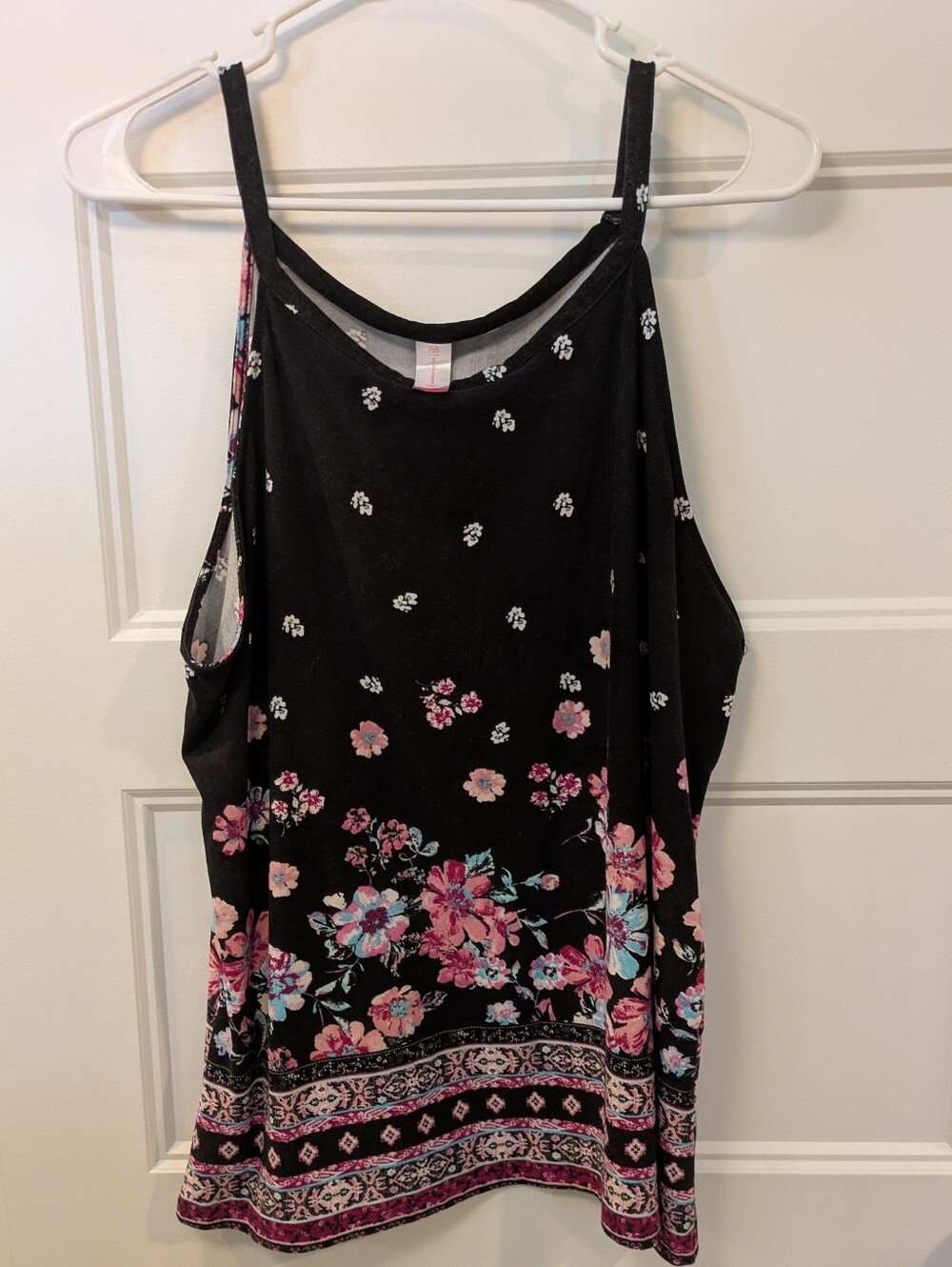 🔴 3/$15 No Boundaries Black Floral Border Print Camisole